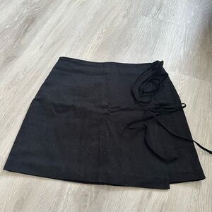 Gianni Bini black wrap skirt with ties on side. Size large